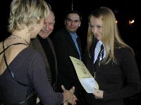 Dyrektor Krzysztof Babicki i Roman Kruczkowski, przewodniczący lubelskiego oddziału ZASP wręczają nagrodę Annie Brzozowskiej, uczennicy II LO im. K.K. Baczyńskiego w Swidniku