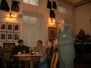 Wiesław Geras otwiera seminarium. Siedzą: Stefan Mrowiński, Andrzej Żurowski i Tomasz Miłkowski