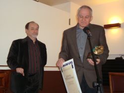Janusz Wiśniewski po otrzymaniu Nagrody z rąk prezesa polskiej sekcji AICT, Tomasza Miłkowskiego Janusz Wiśniewski po otrzymaniu Nagrody z rąk prezesa polskiej sekcji AICT, Tomasza Miłkowskiego