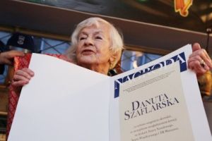 Danuta Szaflarska z dyplomem, fot. PAP